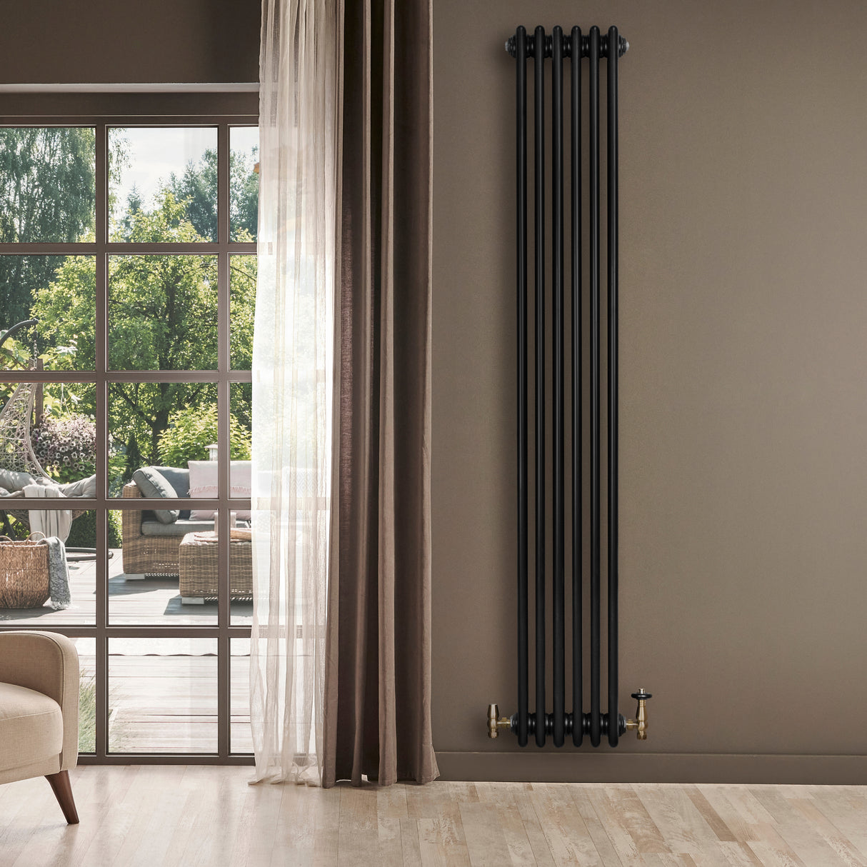 Traditionele zwarte 4-kolom radiator van 1800 x 290mm, geplaatst tegen een neutrale muur met een moderne, lichte interieurstijl