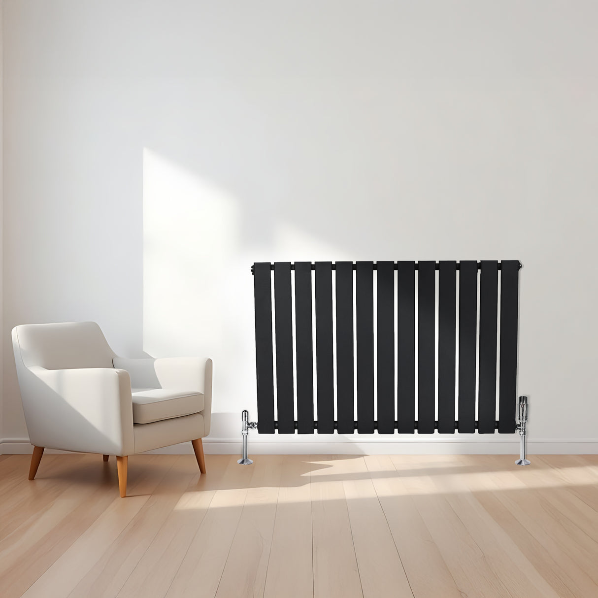 Zwart design radiator met vlakke panelen, 1 kolom, 600 x 910mm, geplaatst tegen een lichte muur naast een moderne witte stoel