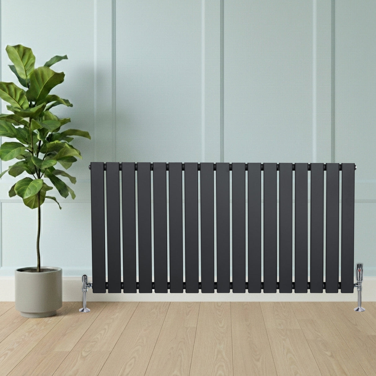 Design radiator met vlakke panelen in antraciet grijs, 1 kolom, 600 x 1190mm, geplaatst naast een groene plant in een moderne ruimte