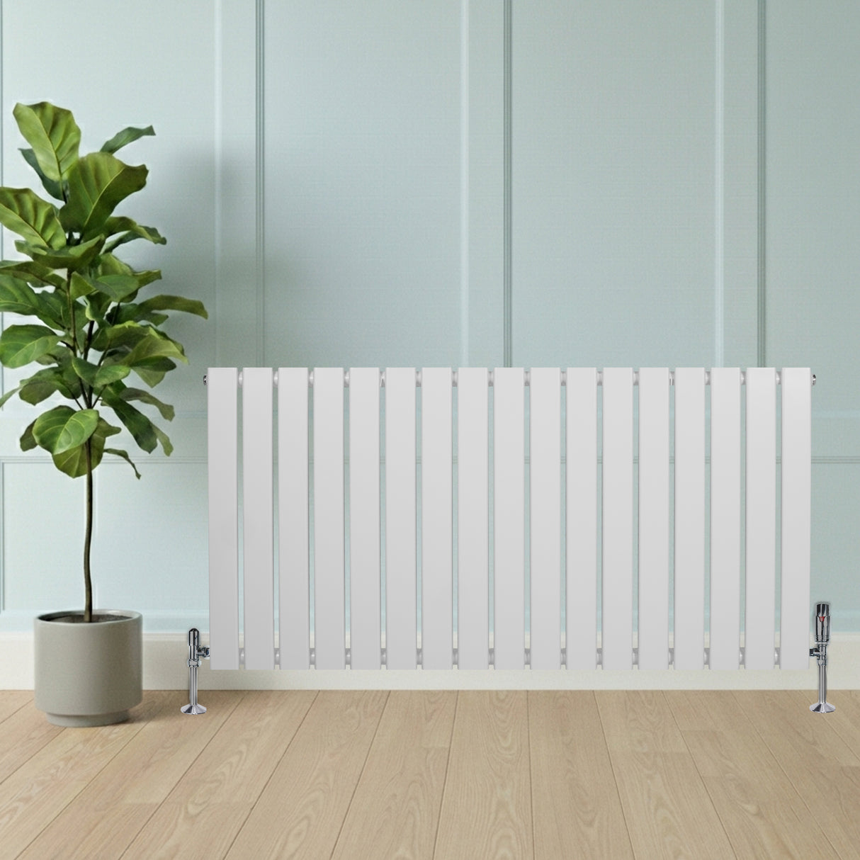 Witte design radiator met vlakke panelen, 1 kolom, 600 x 1190mm, geplaatst tegen een lichte wand naast een groene plant in een pot