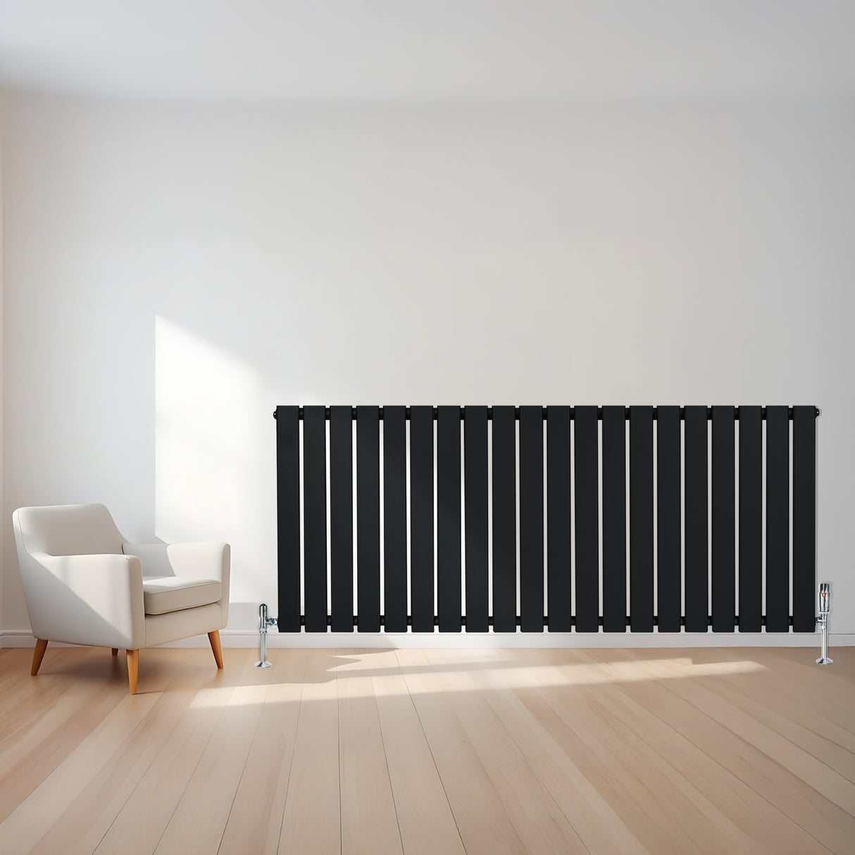 Zwarte design radiator met vlakke panelen, 1 kolom, 600 x 1400mm, geplaatst tegen een lichte muur in een moderne ruimte met houten vloer