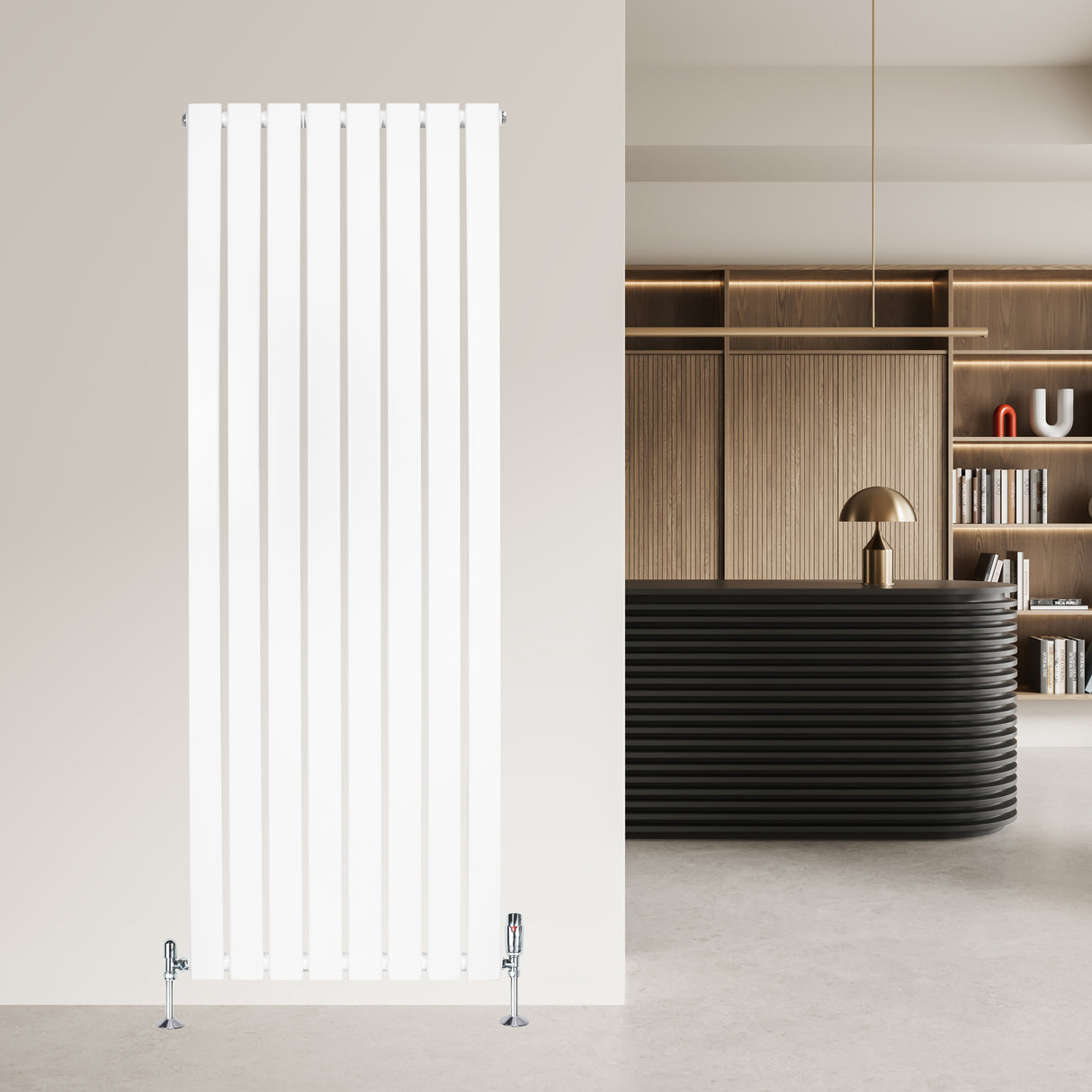 Witte design radiator met vlakke panelen en één kolom, 1600 x 560mm, geplaatst tegen een neutrale muur in moderne interieursetting