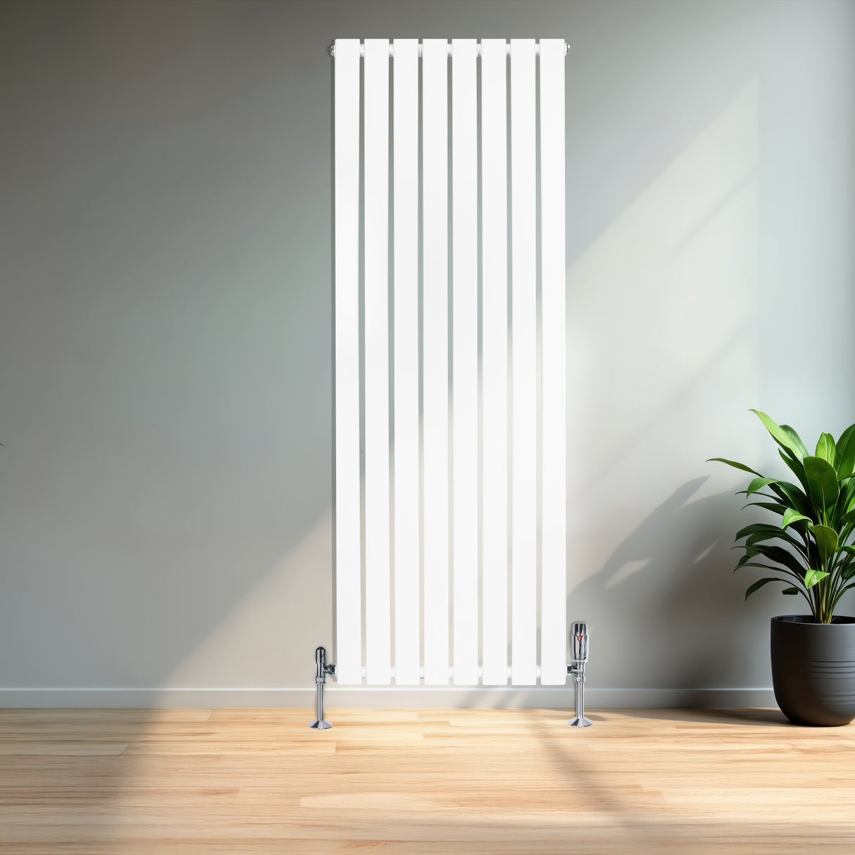 Witte design radiator met vlakke panelen en één kolom, 1600 x 560 mm, geplaatst in een lichte ruimte met een groene plant