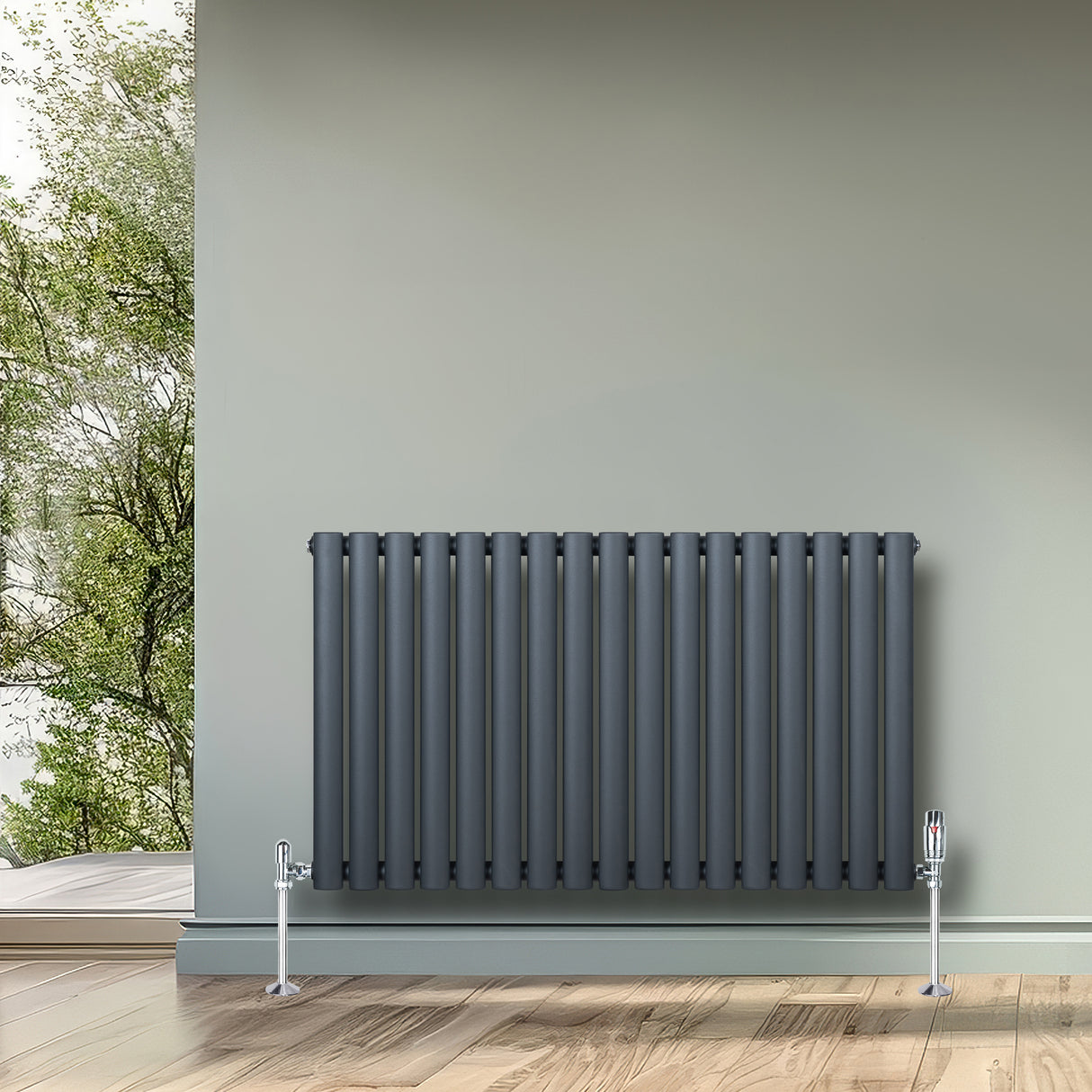 Ovale design radiator in antraciet grijs, 1 kolom, 600 mm x 1020 mm, met een moderne uitstraling en strakke lijnen tegen een groene muur