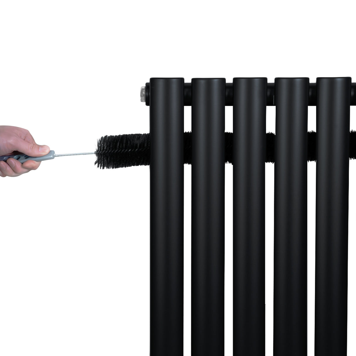 Zwarte ovale design radiator met één kolom, 600 mm x 1200 mm, met een hand die een borstel gebruikt voor onderhoud