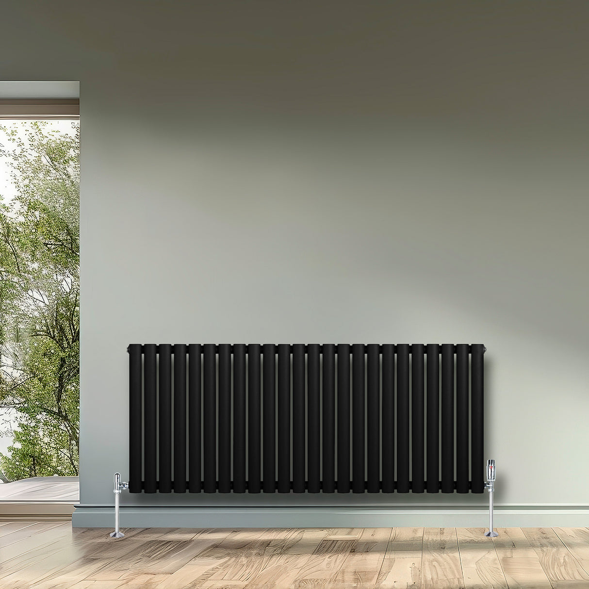 Ovale zwarte designradiator met één kolom, 600 mm x 1440 mm, geplaatst tegen een lichte muur in een moderne ruimte