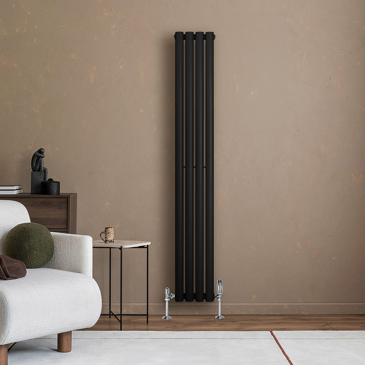Ovale zwarte designradiator van 1600 mm x 240 mm met een strakke, moderne uitstraling en een gladde, matte afwerking