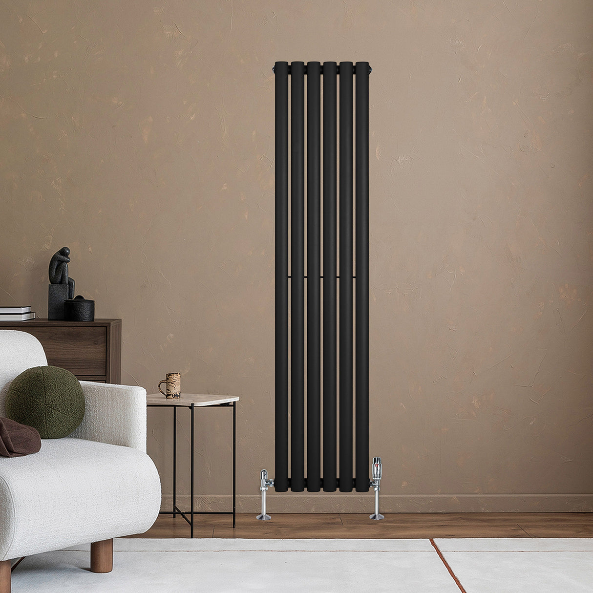 Ovale zwarte designradiator met één kolom, 1600 mm x 360 mm, geplaatst tegen een warme, neutrale muur in een moderne woonkamer