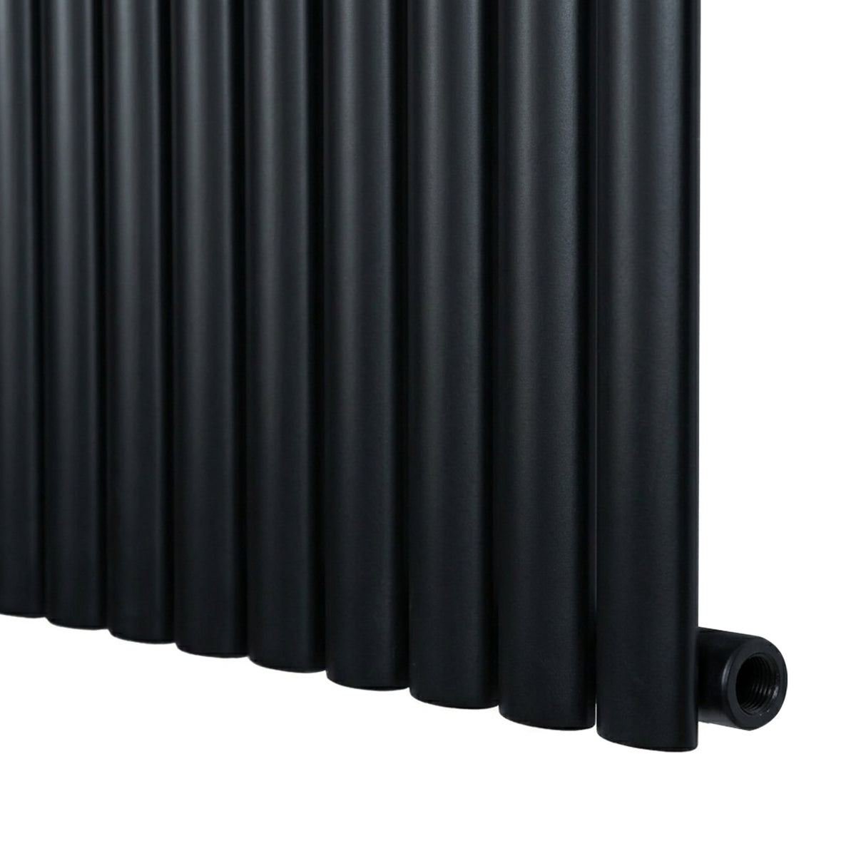 Ovale zwarte designradiator met één kolom, 1600 mm lang en 360 mm hoog, met een strakke, moderne afwerking en gladde textuur