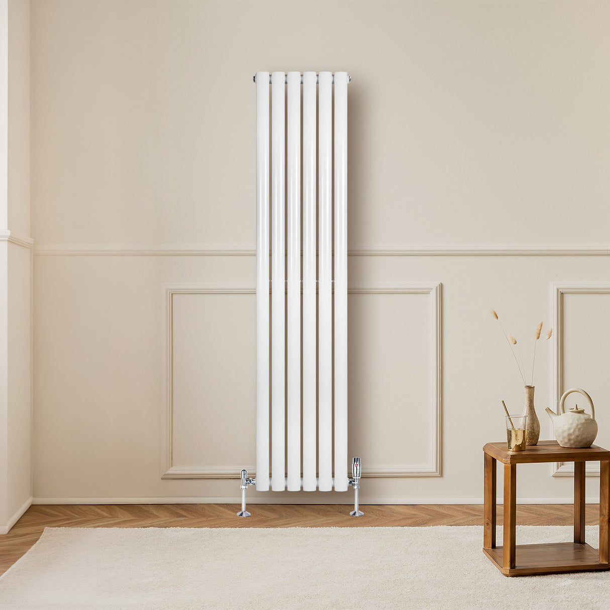 Ovale witte design radiator met één kolom, 1600 mm x 360 mm, geplaatst tegen een lichte muur in een moderne interieursetting