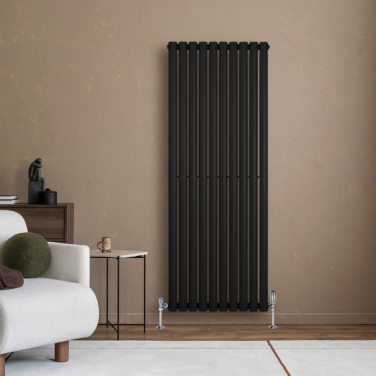 Ovale zwarte design radiator met één kolom, 1600 mm x 600 mm, geplaatst tegen een beige muur in een moderne woonkamer
