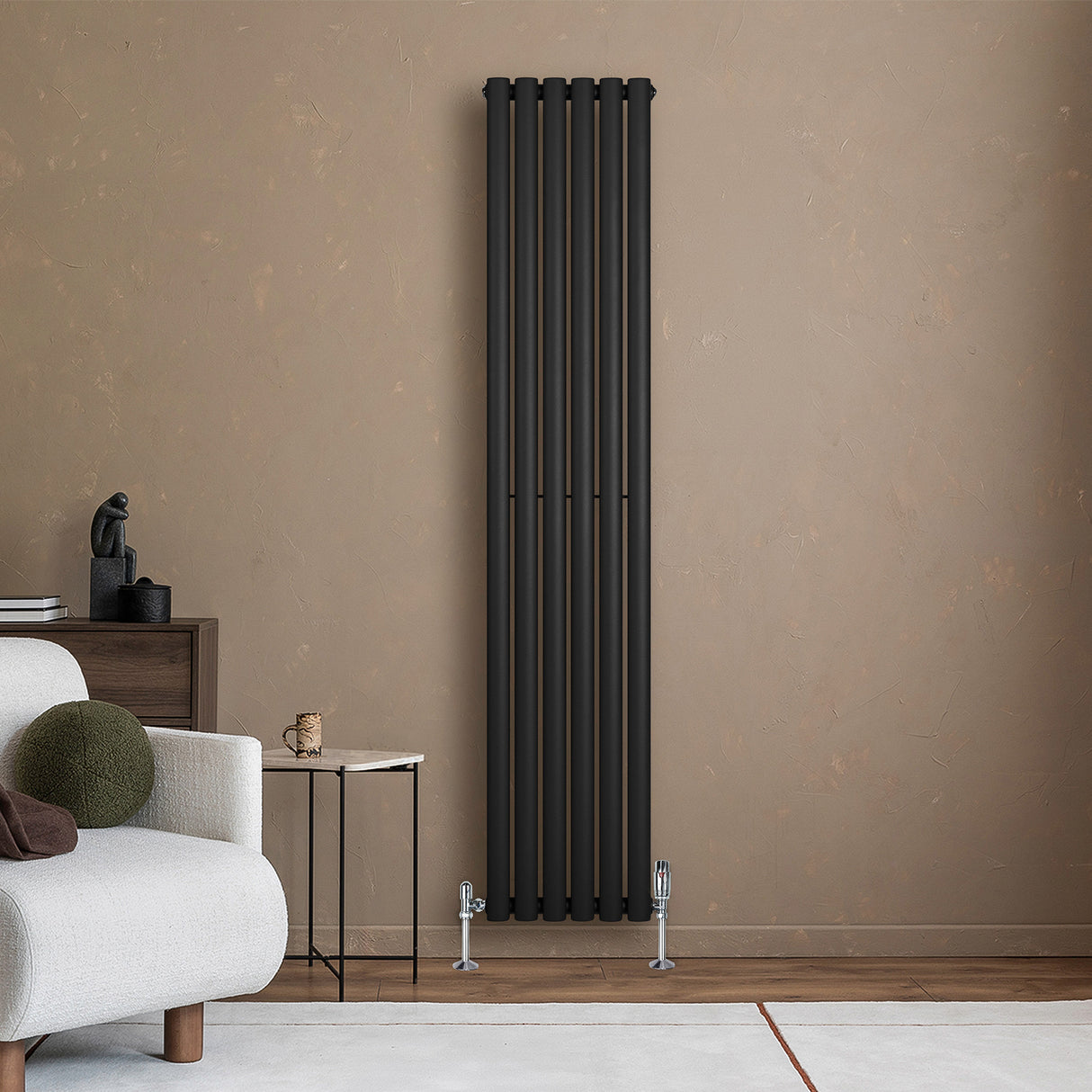 Ovale zwarte design radiator met één kolom, 1800 mm x 360 mm, geplaatst tegen een warme, neutrale muur in een moderne woonkamer