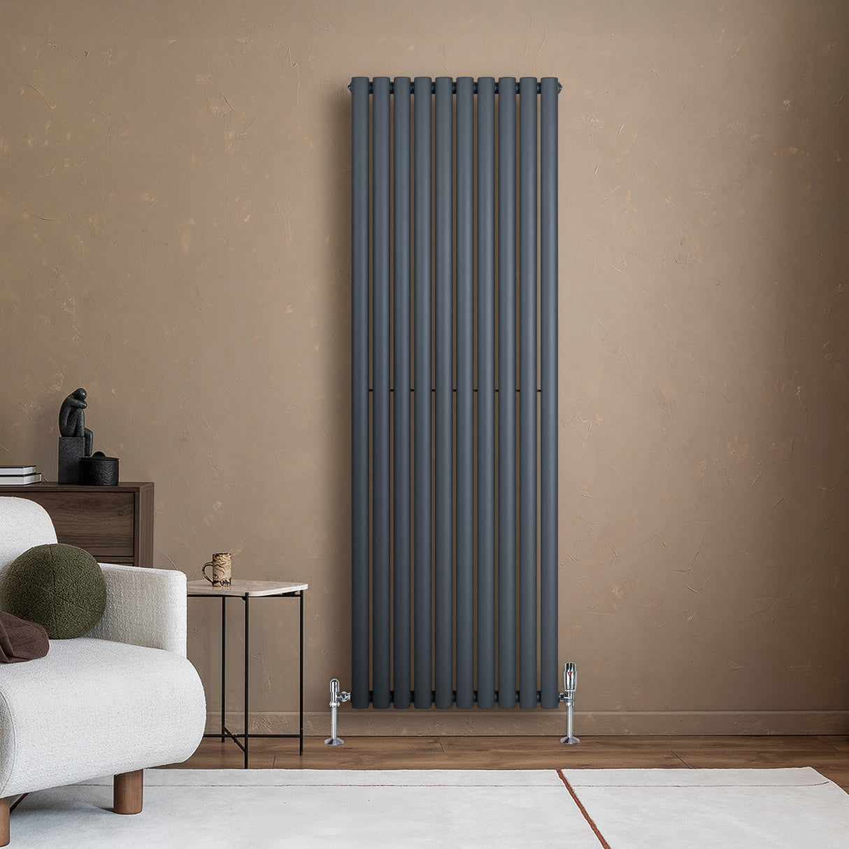 Ovale design radiator in antraciet grijs, 1800 mm x 600 mm, met een moderne uitstraling en verticale kolommen tegen een beige muur