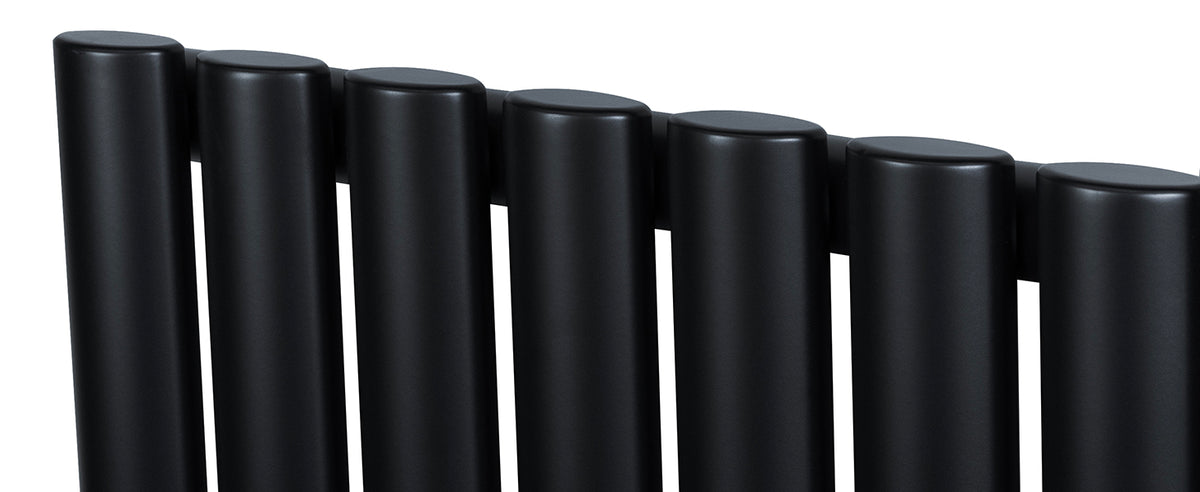 Zwart metalen radiator met een modern ontwerp, bestaande uit verticale cilindrische buizen die een strakke uitstraling geven