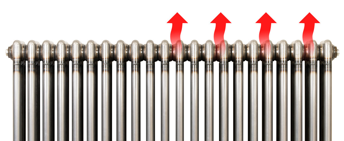 Glanzende metalen radiator met ronde ribben, verwarmingspijpen en rode pijlen die de warmteafgifte aangeven