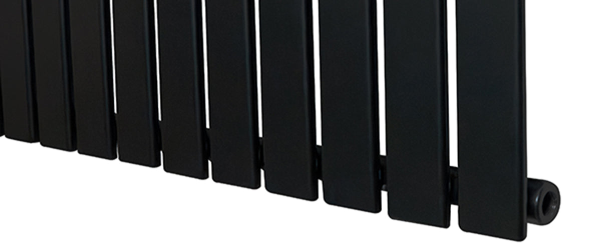 Zwarte radiator met verticale lamellen en een moderne, strakke uitstraling, perfect voor eigentijdse interieurs