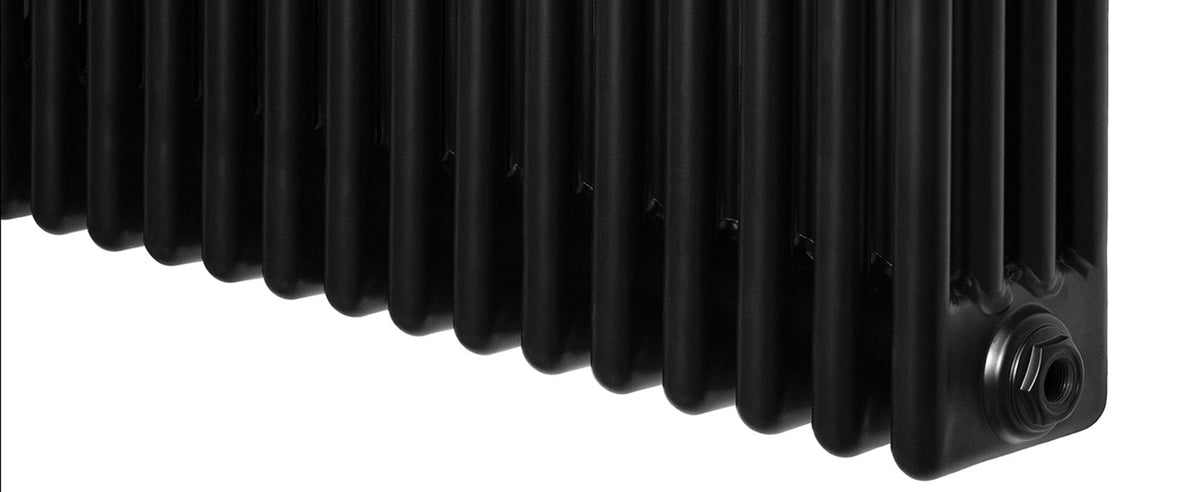 Zwarte radiator met verticale ribbels en een glanzende afwerking, perfect voor moderne interieurstijlen en efficiënte verwarming