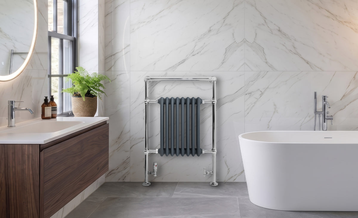 Moderne badkamer met een stijlvolle, grijze radiator, een vrijstaand bad, marmeren wanden en een houten wastafel met planten decoratie