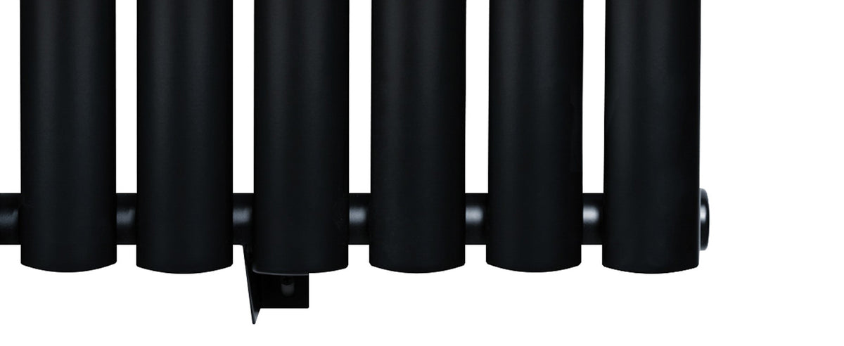 Zwart metalen radiator met verticale buizen en een strakke, moderne afwerking, ideaal voor eigentijdse interieurs