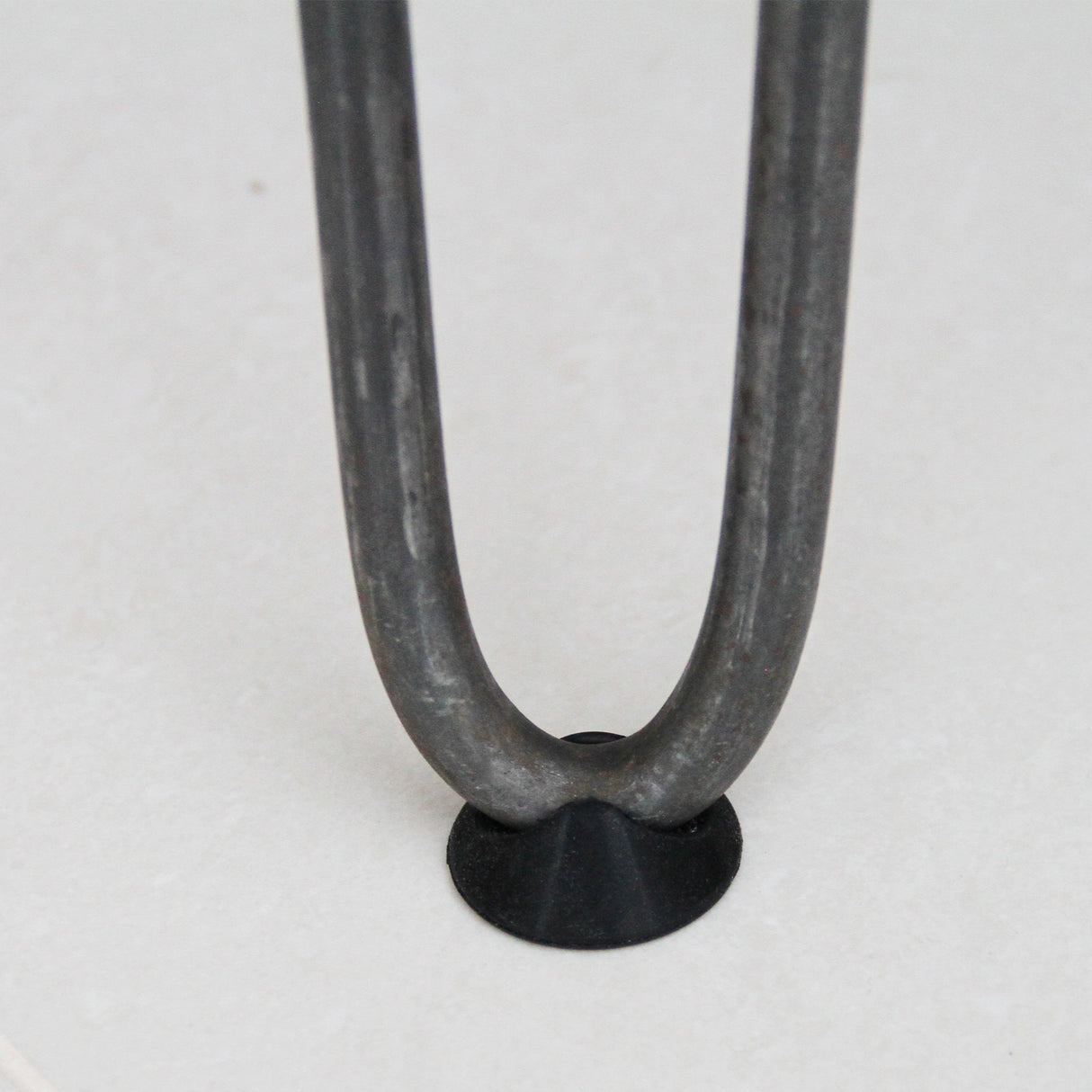 Grijze vloerbeschermers voor hairpin tafelpoten van 10 mm, met een stevige, ronde basis en een gladde, duurzame afwerking
