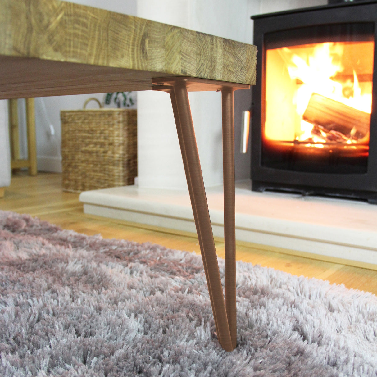 Antiek koperen hairpin tafelpoten van 40,6 cm, met een slanke, moderne uitstraling, geplaatst onder een houten tafelblad en op een zachte, pluizige vloer