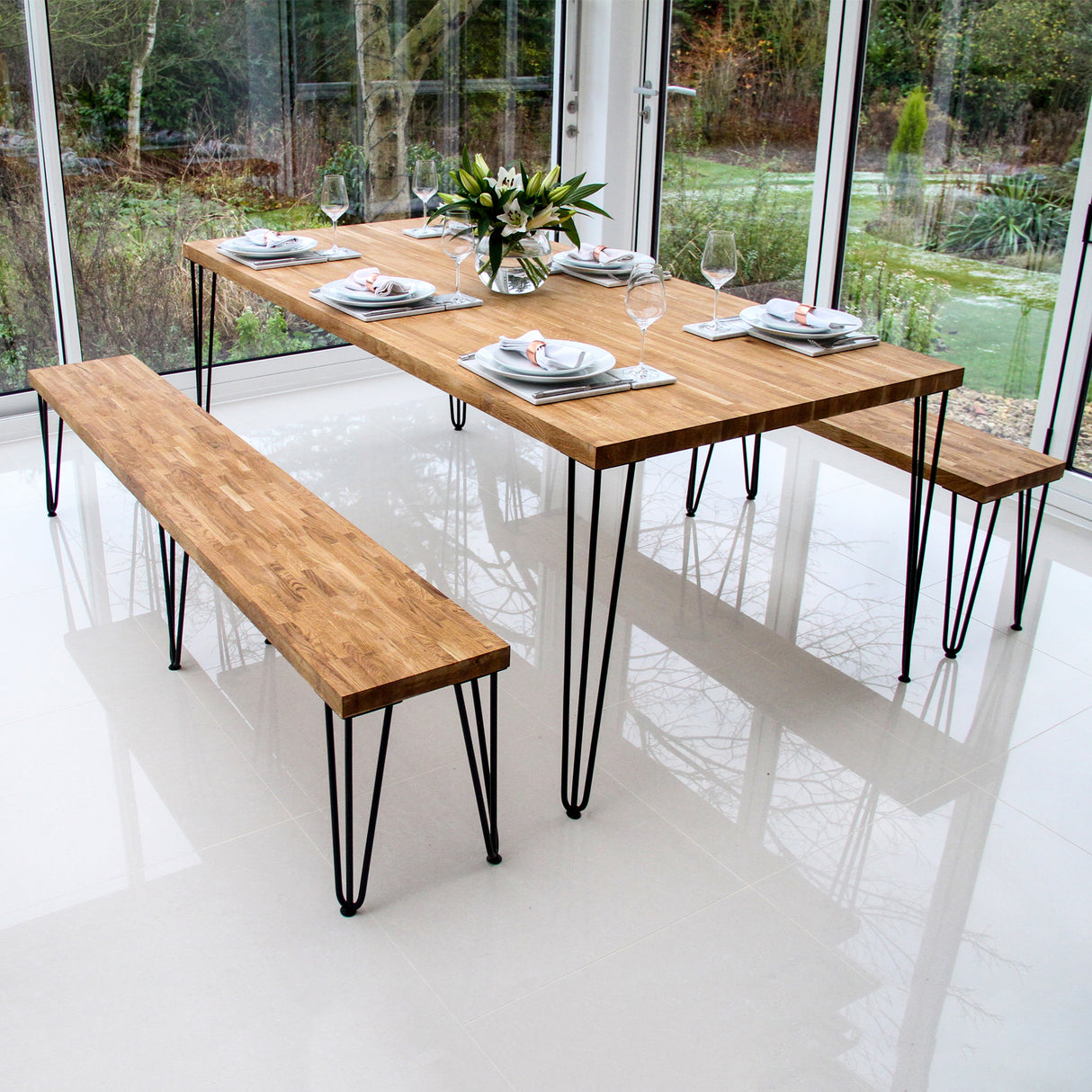 Ruwe stalen hairpin tafelpoten met drie staven, perfect voor een moderne houten tafel in een lichte, eigentijdse ruimte