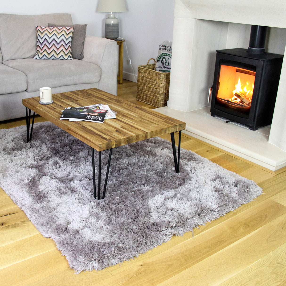 Zwarte haarspeld tafelpoten van 35,5 cm met drie staven, perfect voor een moderne houten tafel in een gezellige woonkamer