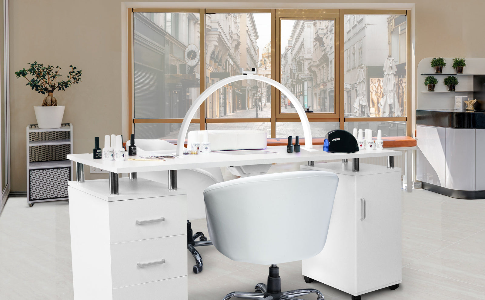 Moderne manicure tafel met witte afwerking, ergonomische stoel en verzorgingsproducten, in een lichte salonomgeving met grote ramen