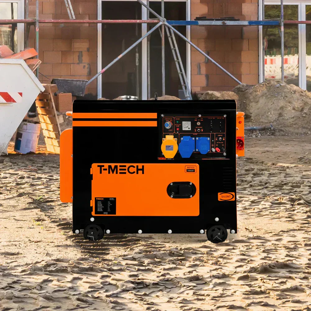 Zwart-oranje generator met digitale bedieningselementen en wielen, geplaatst op een bouwplaats met zand en stenen achtergrond