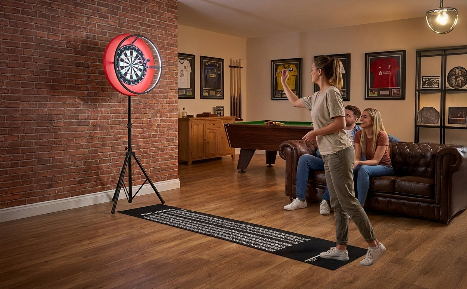 Een vrouw gooit een dartpijl naar een vrijstaand dartbord, met een gezellige woonkamer op de achtergrond en een leren bank