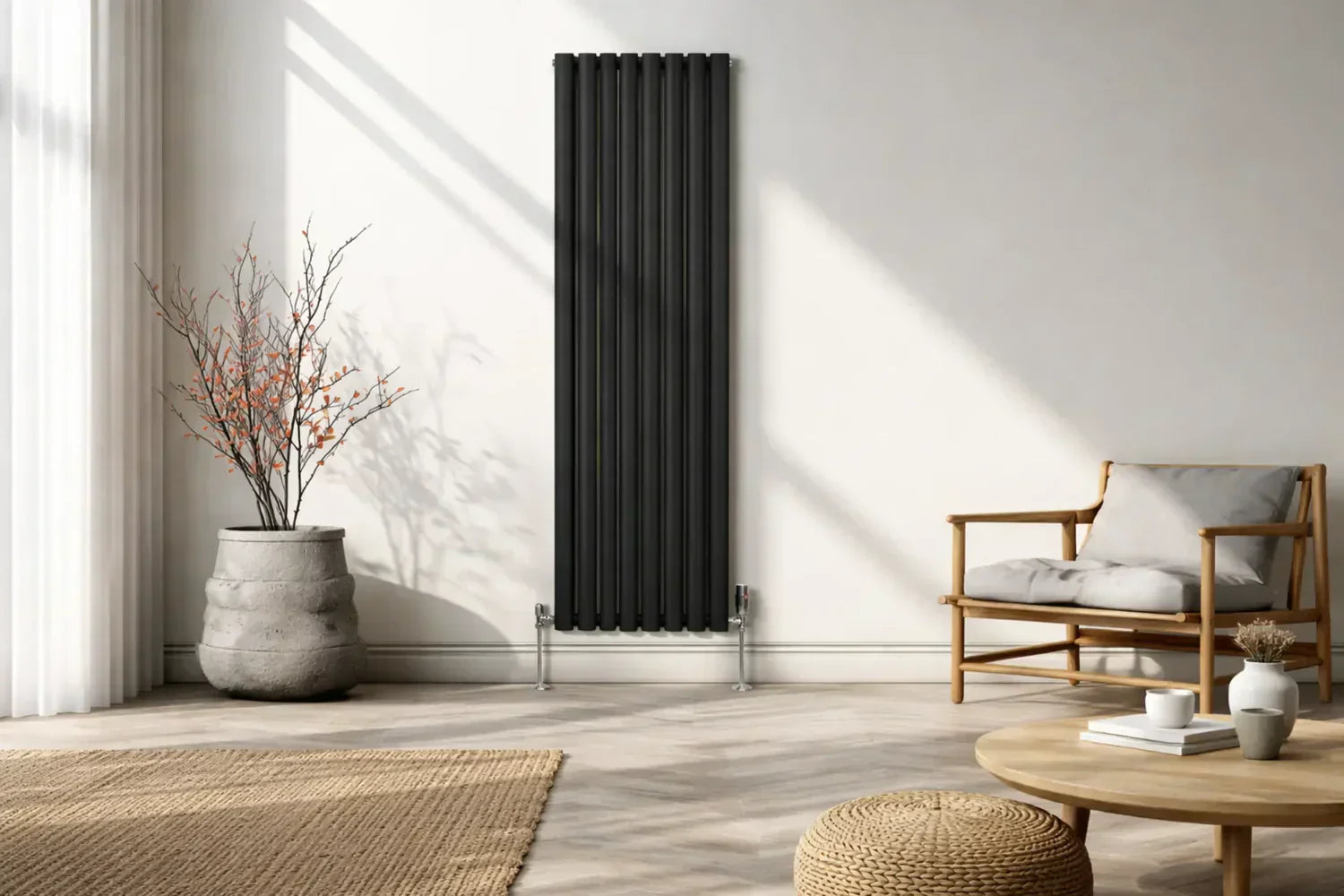 Moderne zwarte kolomradiator met verticale lijnen, geplaatst tegen een lichte muur, omringd door een gezellige woonkamerinrichting