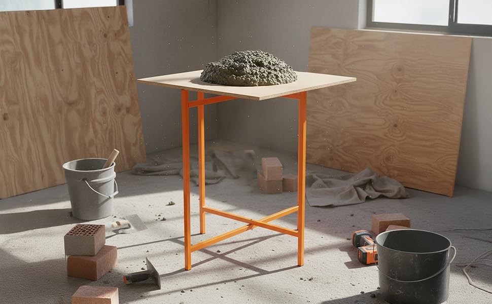 Een oranje mortelbordstandaard met een hoop cement op een houten plaat, omringd door bouwmaterialen in een lichte ruimte