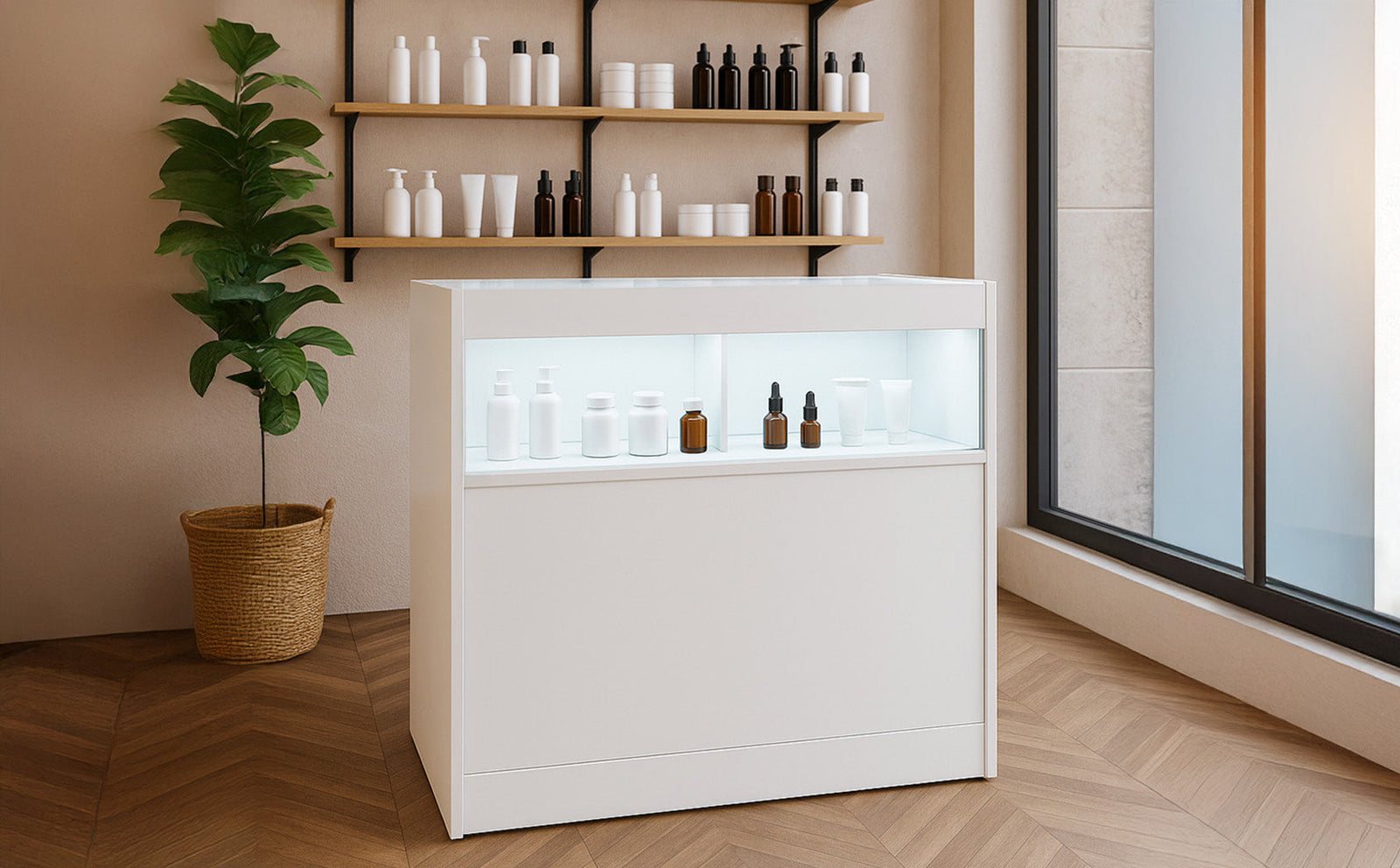 Moderne witte toonbank met glazen etalage, omringd door verzorgingsproducten op een houten vloer en een groene plant in een mand