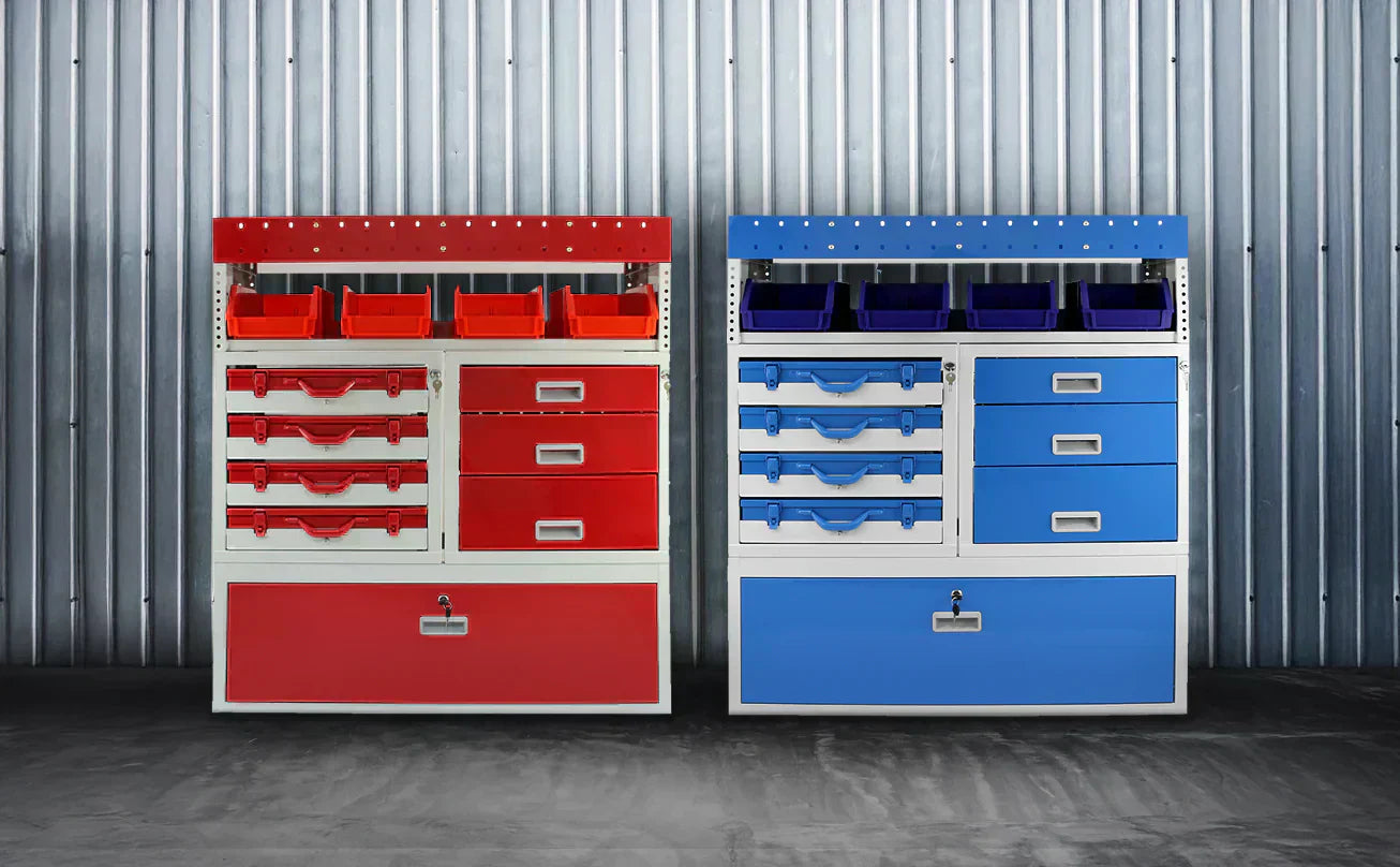 Twee stevige opslagkasten in rood en blauw met lades en opbergdozen, perfect voor een georganiseerde bedrijfswagen