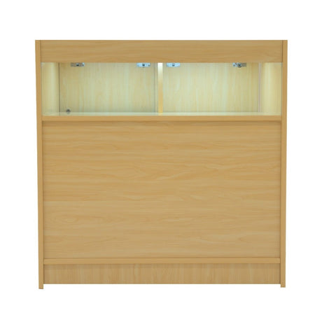 Lichte houten toonbank met een strakke afwerking, voorzien van een glazen bovenpaneel en subtiele verlichting voor een moderne uitstraling