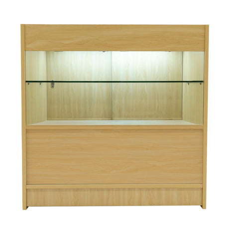 Lichte houten toonbank met glazen planken en een strakke afwerking, ideaal voor het tentoonstellen van producten in winkels