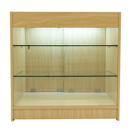 Moderne houten toonbank met glazen planken, lichte houtkleur en sfeervolle verlichting, ideaal voor het presenteren van producten