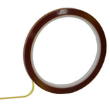 Bruine tape op een witte rol, met een glanzende afwerking en een stevige textuur, ideaal voor knutsel- en printprojecten