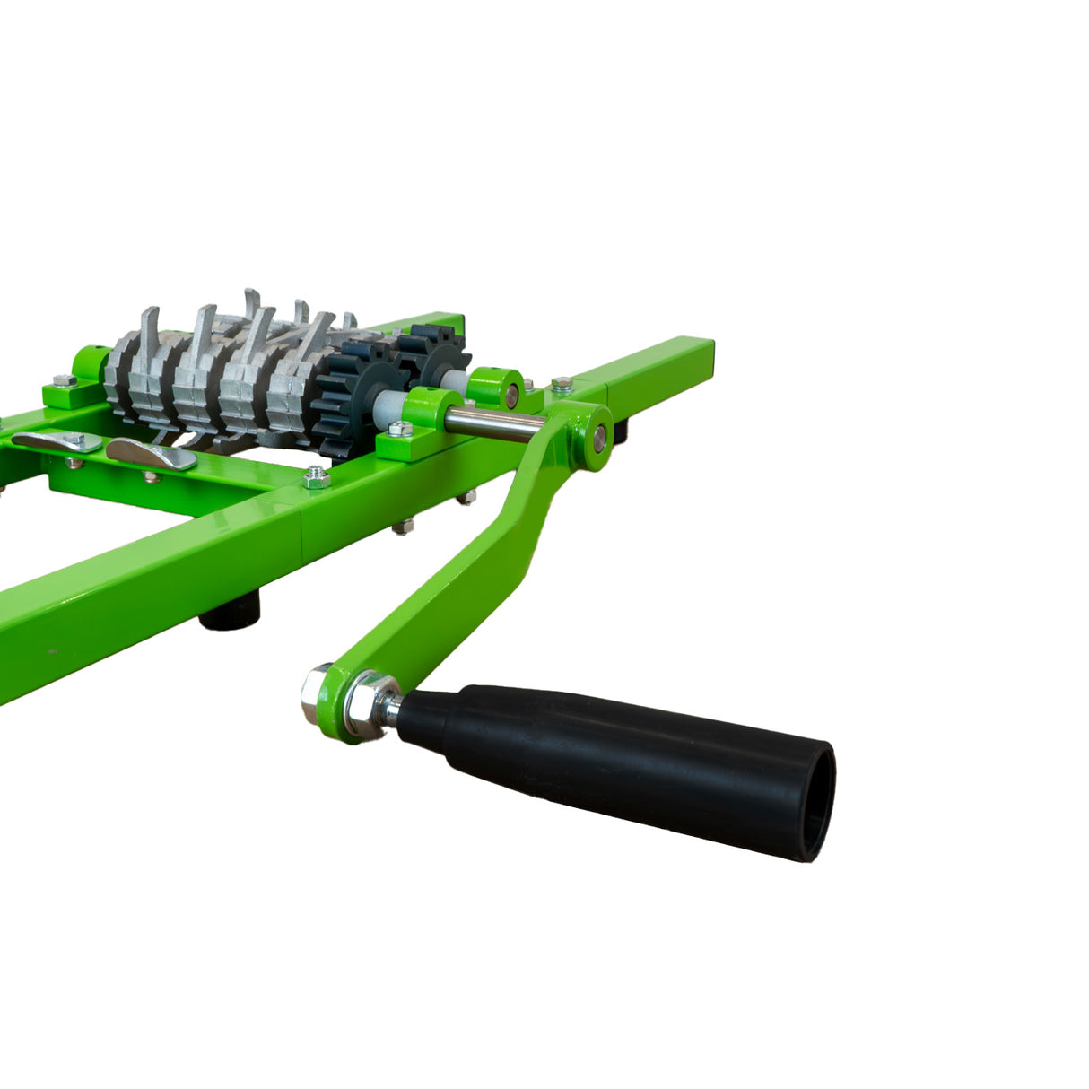 Draagbare fruitmolen met slinger, groene metalen constructie, 7 liter capaciteit, met handvat en draaiende mechanismen voor efficiënt fruit malen