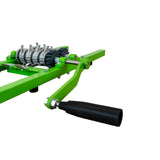 Draagbare fruitmolen met slinger, groene metalen constructie, 7 liter capaciteit, met handvat en draaiende mechanismen voor efficiënt fruit malen
