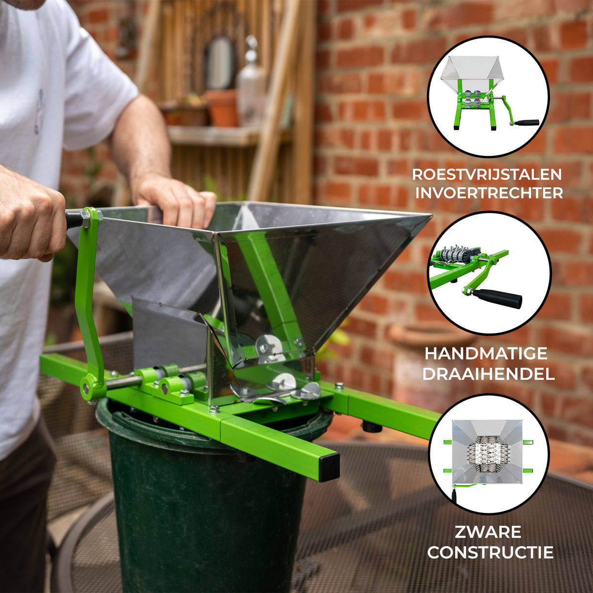 Draagbare fruitmolen met slinger, groene metalen constructie, 7 liter capaciteit, handmatige draaiknop en stevige basis voor efficiënt fruit malen