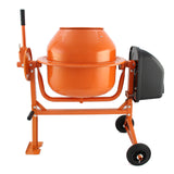 Oranje 70L elektrische cementmixer met stevige metalen constructie, wielen voor mobiliteit en een troffelset voor gebruiksgemak
