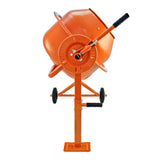 Oranje 70L elektrische cementmixer met stevige wielen, handvat en een robuuste metalen constructie voor efficiënt mengen van materialen