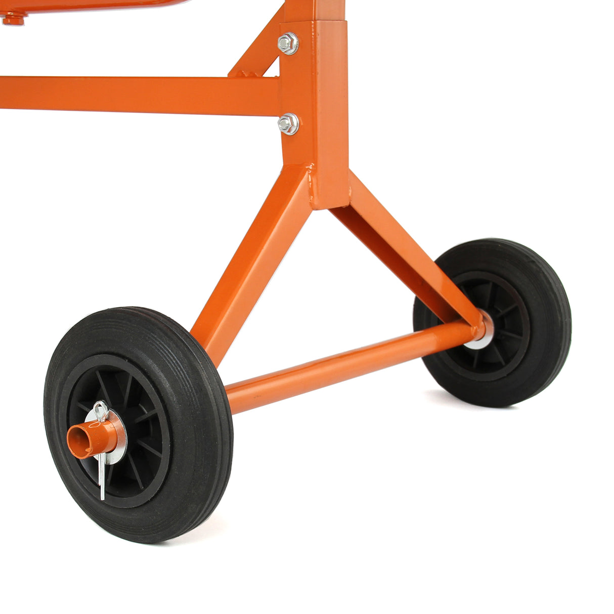 Robuuste oranje cementmixer met zwarte rubberen wielen en stevige metalen structuur, ideaal voor bouwprojecten en klussen