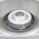 Glanzend roestvrijstalen ventilator met een ronde, gladde behuizing en schroeven, geplaatst in een metalen omhulsel