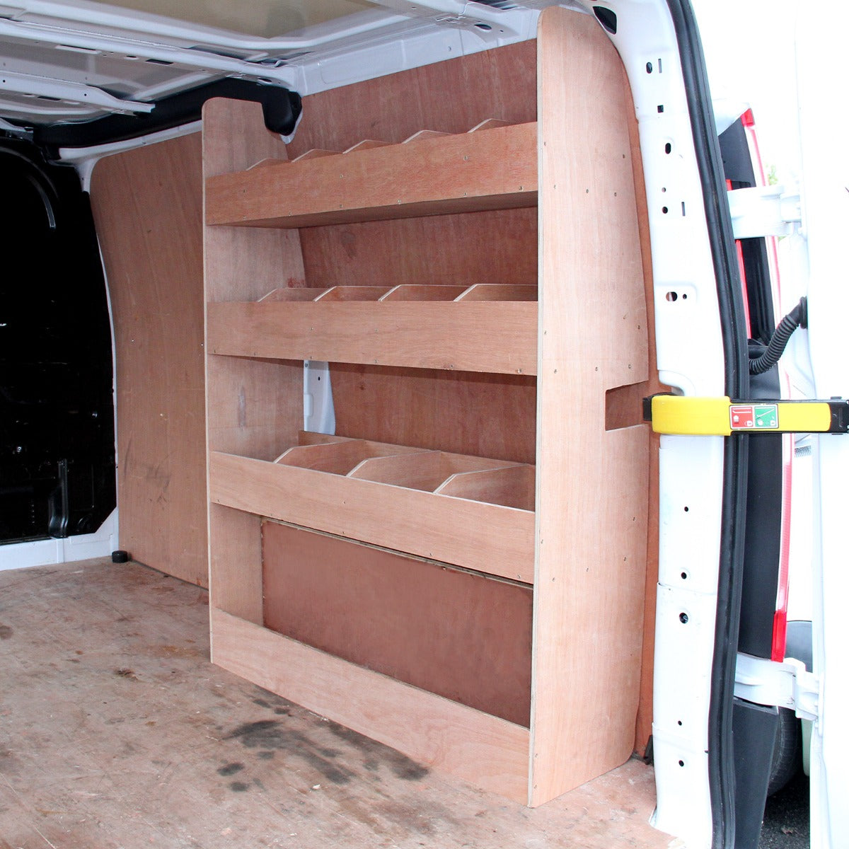 Zilvergrijze bestelwagenbekleding met houten rek, drie planken voor opslag, geplaatst in een Ford Transit Custom SWB interieur