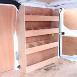 Zilvergrijze bestelwagenbekleding met een houten rek, bestaande uit vier open schappen, perfect voor het organiseren van materialen