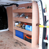 Zwarte bestelwagenbekleding met houten rek, voorzien van drie planken voor gereedschap en opbergruimte in een Ford Transit Custom