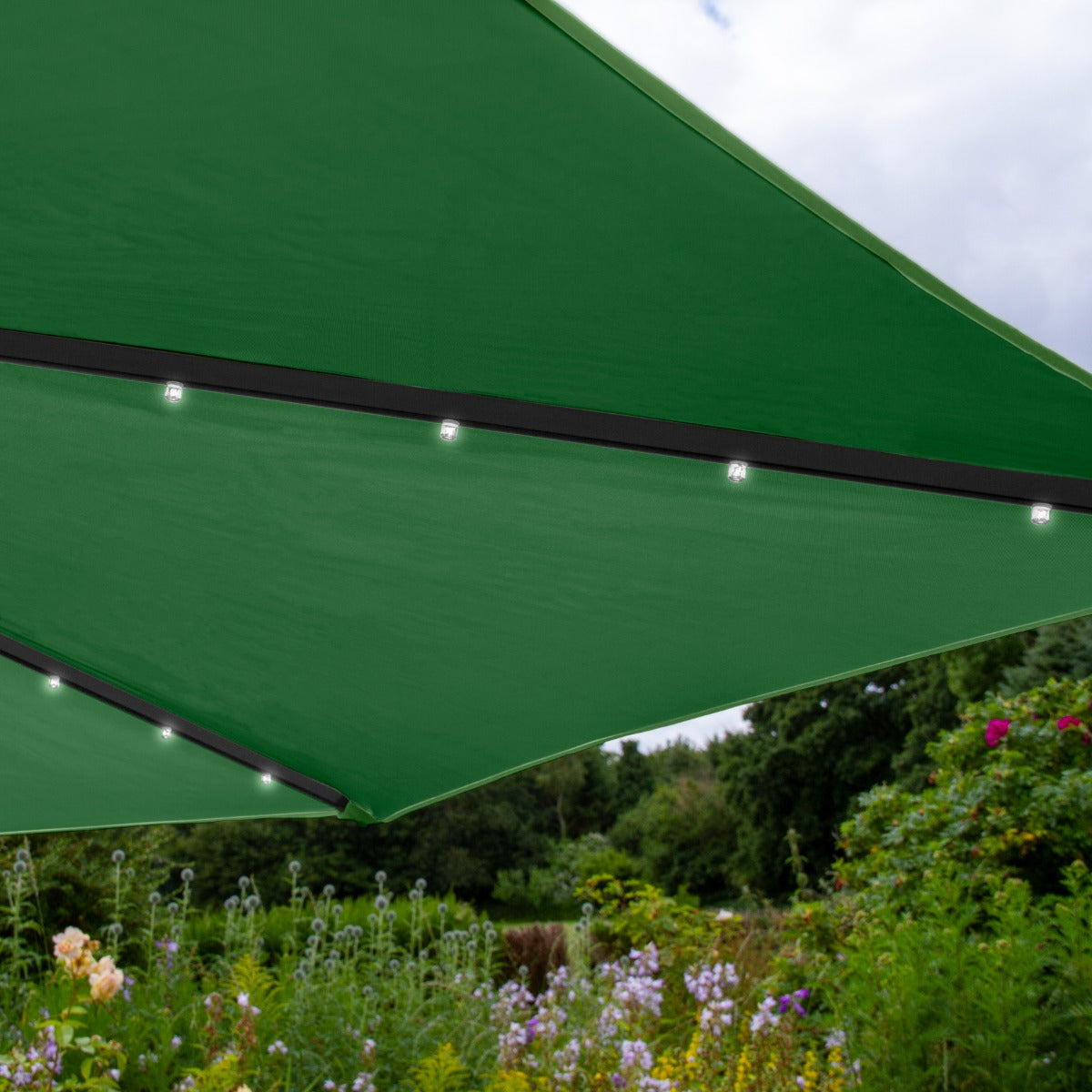 Groen 3m LED Zweefparasol met een eenvoudige voet