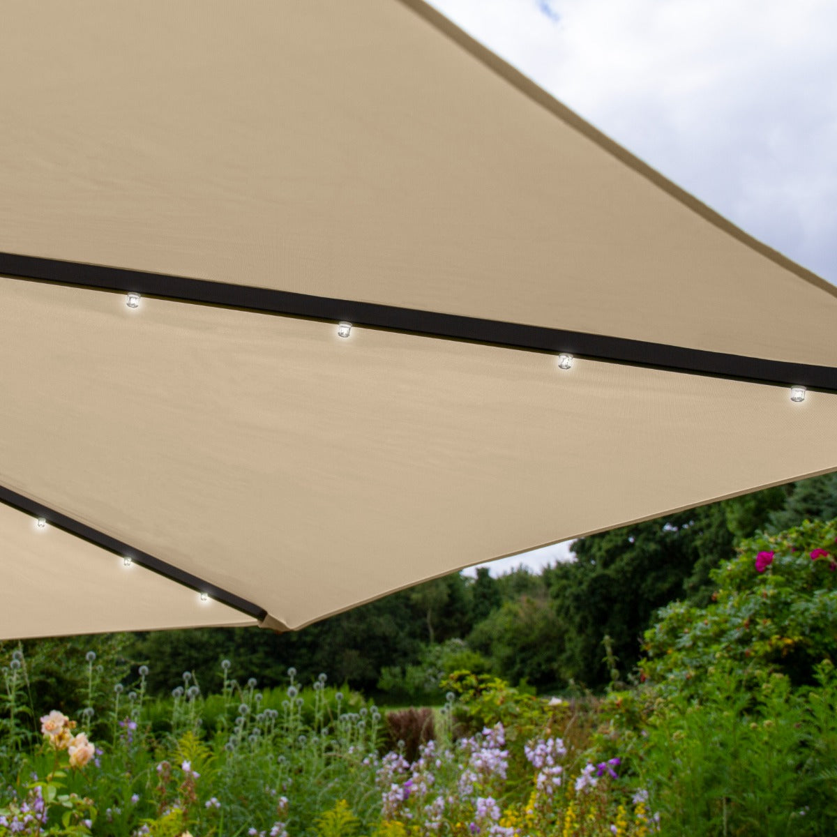 Beige 3m LED Zweefparasol met een eenvoudige voet
